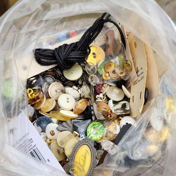 Assorted Button Collection - Picture 3 of 6